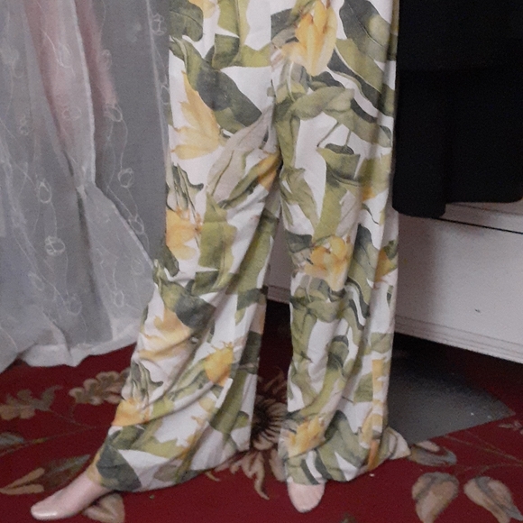 Tropical wide leg pants by Fashion Nova - Picture 3 of 8